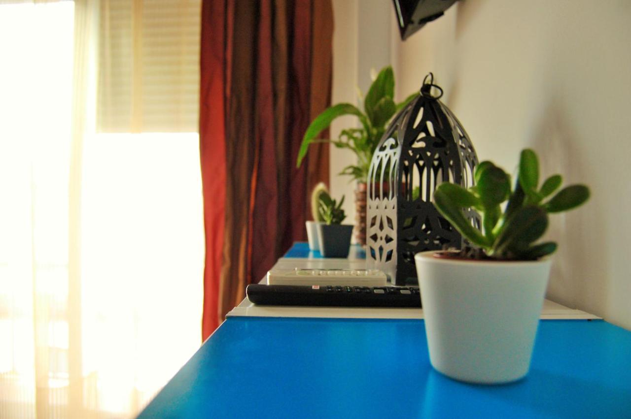 Apartamentos Puerta Real Sevilla Kültér fotó