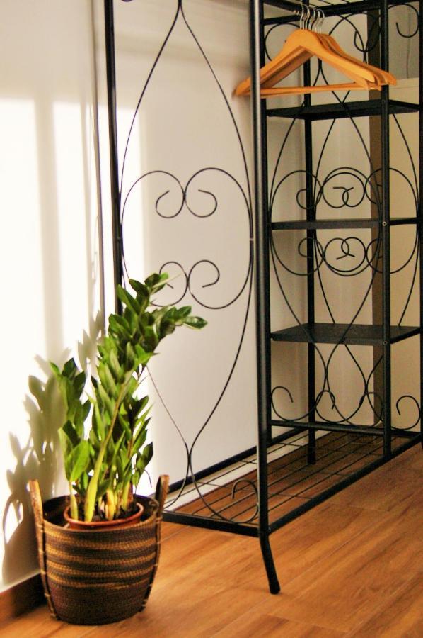 Apartamentos Puerta Real Sevilla Kültér fotó